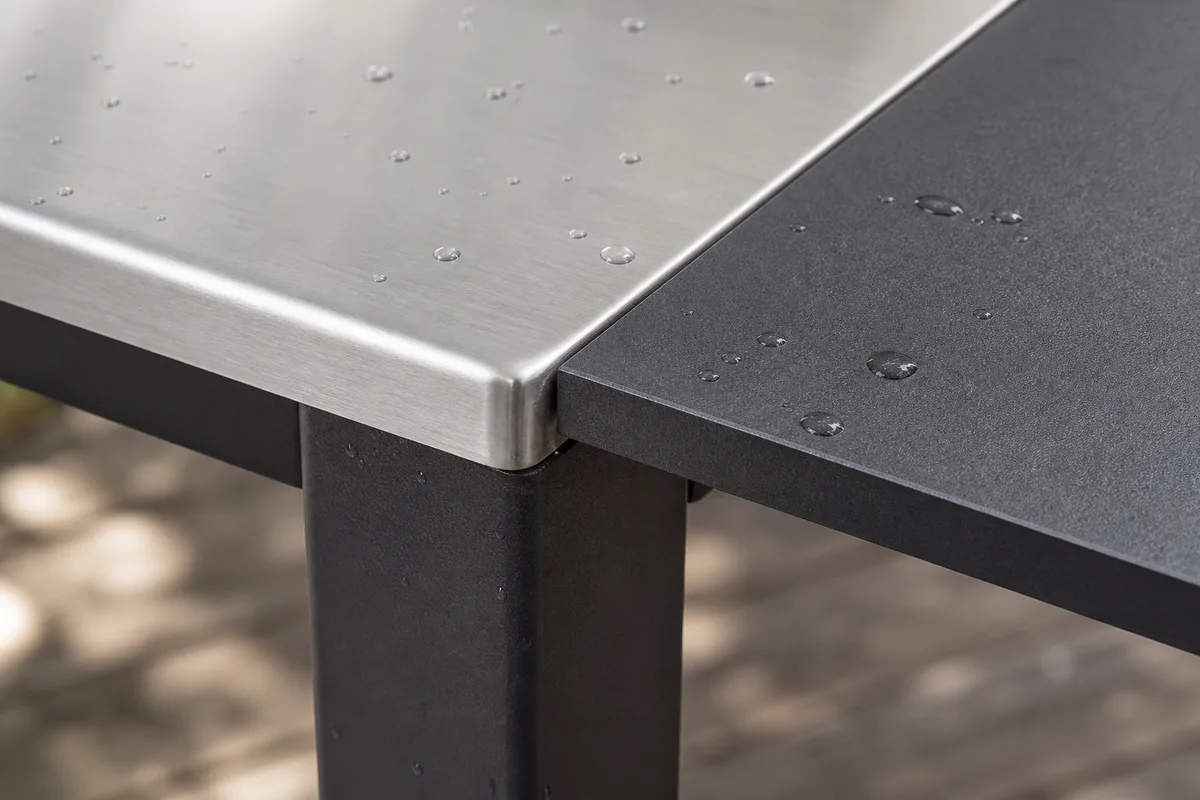 Table professionnelle en inox et aluminium, gros plan sur les matériaux